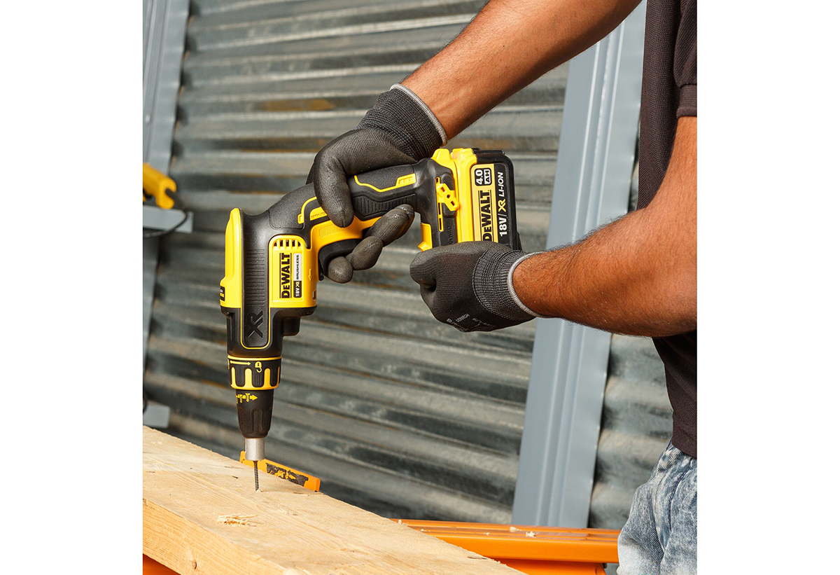 Απεικονίζεται διάτρηση σε ξύλο.